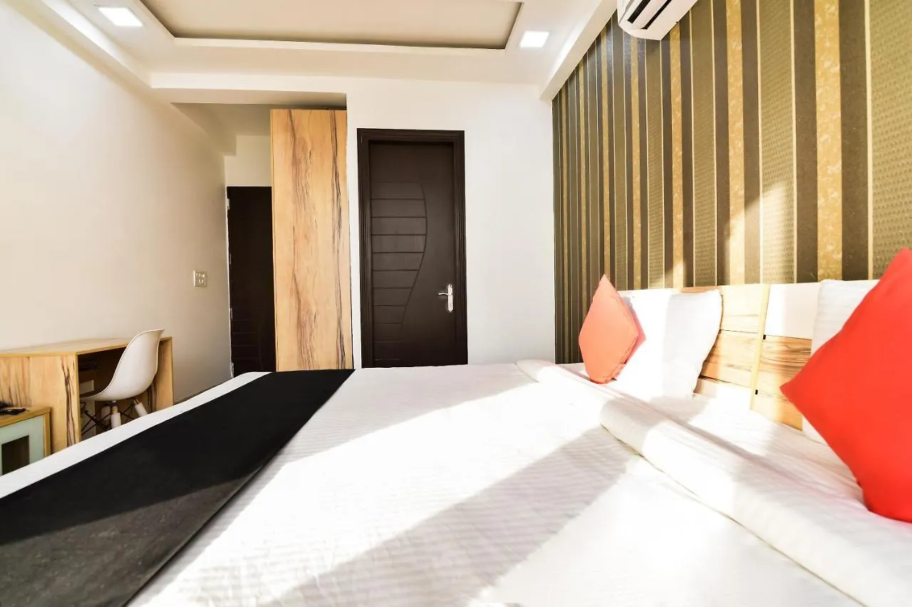 Capital O 30407 Hey Stay Gurgaon Hotel